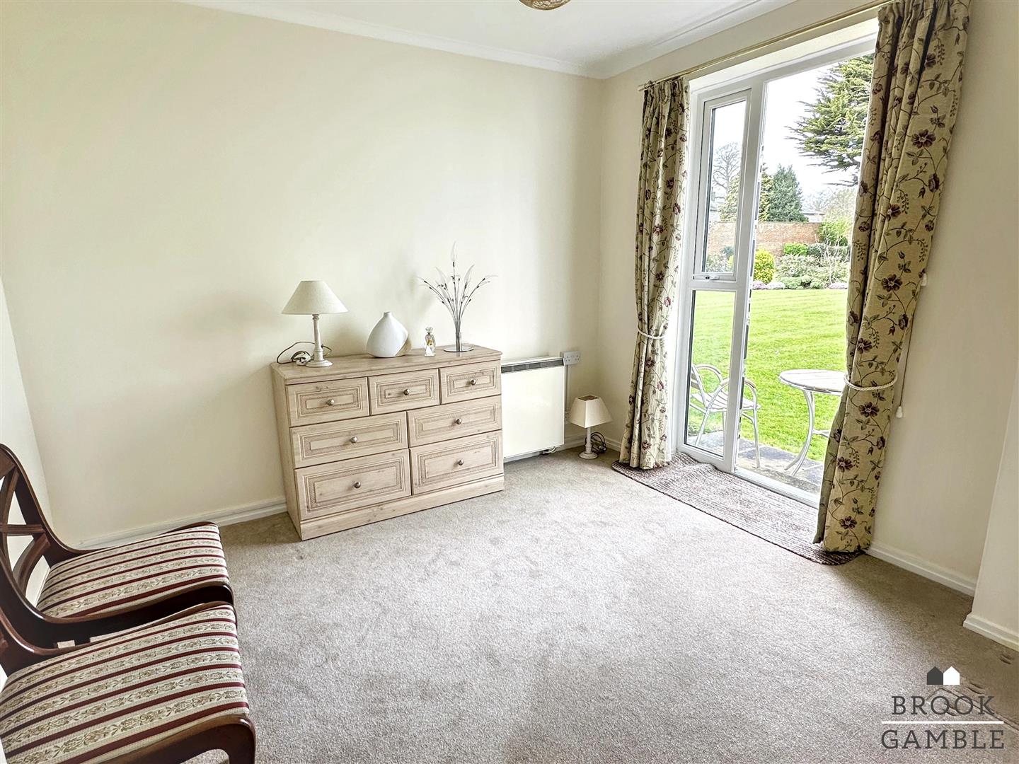 2 Bedroom Flat. Compton Place Road in Eastbourne,  10